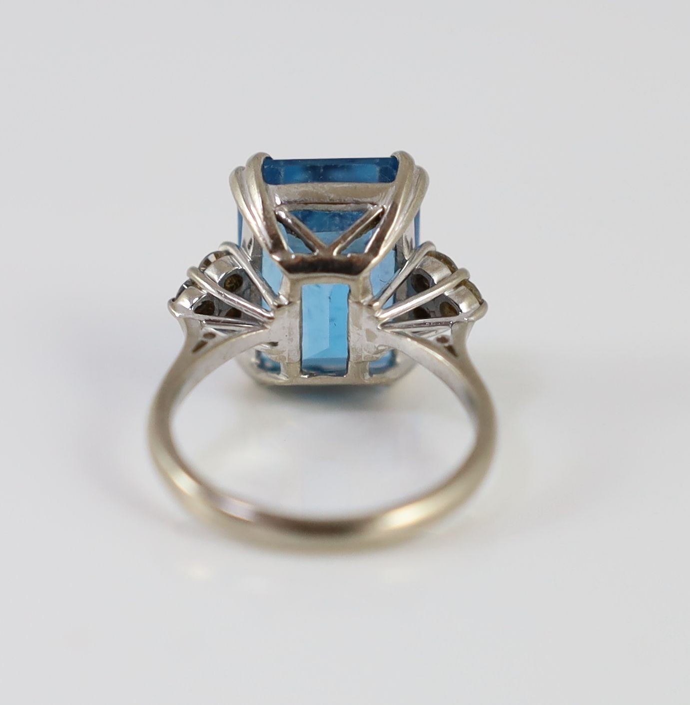 A modern 18ct white gold and emerald cut blue topaz set dress ring